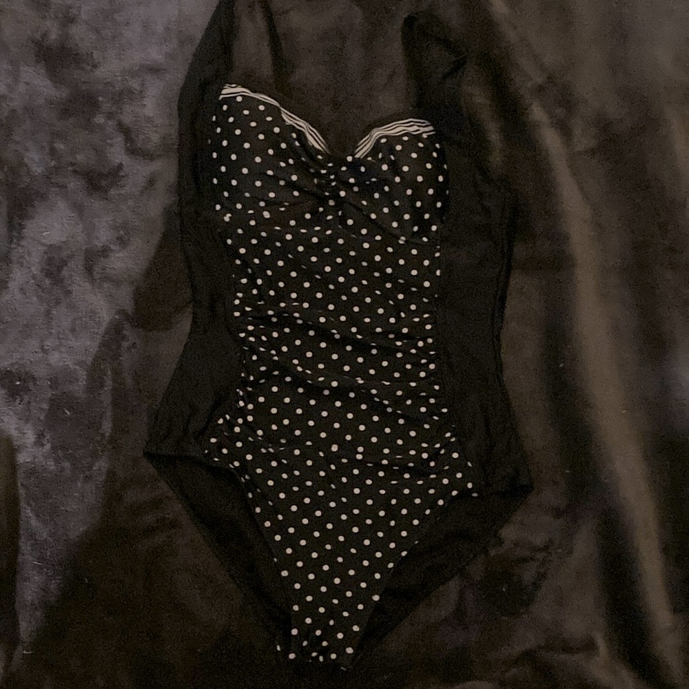 Swimsuit in black with white polka dots on front